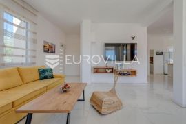 Kaštel Stari, villa s bazenom NKP 350 m2, na prostranom zemljištu površine 1216 m2, Kaštela, Haus