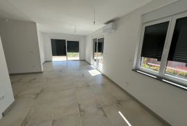 Stan 3S+DB sa bazenom i vrtom, Banjole, Istra, Medulin, Appartment