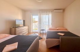 CRIKVENICA - Stan podijeljen u dva apartmana s prekrasnim pogledom na more. GARAŽA!, Crikvenica, Kвартира