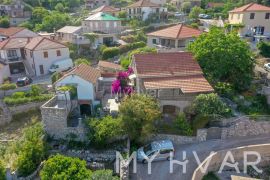 Kamena kuća s unutarnjim bazenom, Jelsa, Kuća