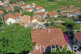 Kamena kuća s unutarnjim bazenom, Jelsa, Kuća