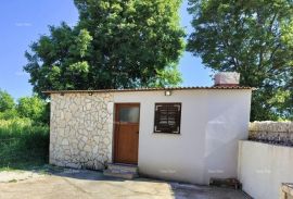 Kuća Prodajemo kuću sa dva stana, okolica Pule., Vodnjan, House