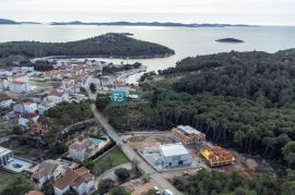 TRIBUNJ, SOVLJE, luksuzna trojna kuća, 250 m od mora, bazen, krovna terasa, vrt, Vodice, Casa