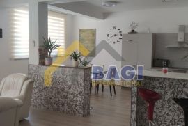 Pula-stan u prizemlju 100m2, Pula, Appartement