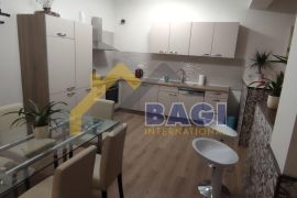 Pula-stan u prizemlju 100m2, Pula, Apartamento