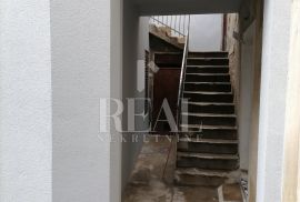 Banderovo, prostor od 90 m2 u roh bau fazi za stambenu ili poslovnu namjenu, Rijeka, Flat