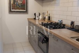 Centar Rijeke-zona Porto Baroš, 2S+DB od 88 m2 u visokom potkrovlju, Rijeka, Διαμέρισμα