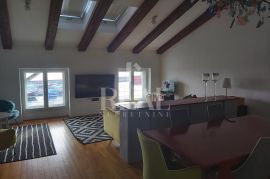 Centar Rijeke-zona Porto Baroš, 2S+DB od 88 m2 u visokom potkrovlju, Rijeka, Flat