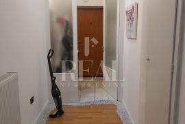 Centar Rijeke-zona Porto Baroš, 2S+DB od 88 m2 u visokom potkrovlju, Rijeka, Stan