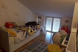 Centar Rijeke-zona Porto Baroš, 2S+DB od 88 m2 u visokom potkrovlju, Rijeka, Stan