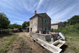 Kuća Prodajemo dio velikog imanja na osami., Marčana, بيت