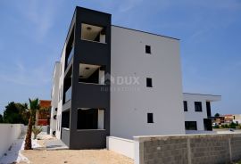 ZADAR, VRSI - Elegantan stan s vrtom i terasom, S2, Nin, Apartamento