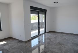 ZADAR, VRSI - Elegantan stan s vrtom i terasom, S2, Nin, Apartamento