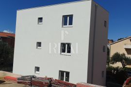 RAB-BANJOL, stan u prizemlju novogradnje od 106,5 m2, 3S+DB, Rab, Flat