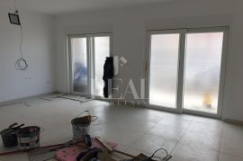 RAB-BANJOL, stan u prizemlju novogradnje od 106,5 m2, 3S+DB, Rab, Flat