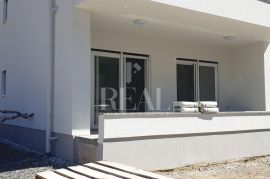 RAB-BANJOL, stan u prizemlju novogradnje od 106,5 m2, 3S+DB, Rab, Flat