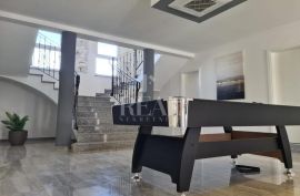 Kaštelir-prostrana kuća od 450 m2 S+P+1, bazen, 5 spavačih soba+odvojeni apartman, Kaštelir-Labinci, House