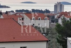 Vodice stan 2S+DB 64m2 + krovna terasa 30,20m2 i ljetna kuhinja 16,10m2, Vodice, شقة