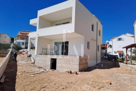 Vodice stan 2S+DB 64m2 + krovna terasa 30,20m2 i ljetna kuhinja 16,10m2, Vodice, شقة