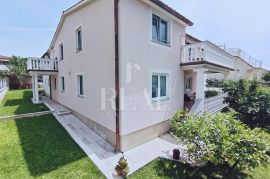 Prilika ! Fažana kuća sa 5 apartmana ,500m od mora, garaža !, Fažana, House