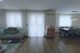 Prilika ! Fažana kuća sa 5 apartmana ,500m od mora, garaža !, Fažana, Дом