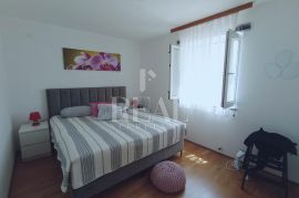 Prilika ! Fažana kuća sa 5 apartmana ,500m od mora, garaža !, Fažana, Дом