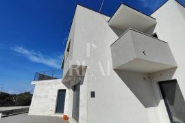 Šibenik vila sa bazenom P+1 plus krovna terasa, Šibenik, Famiglia