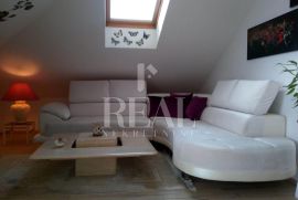 Žnjan atraktivan stan u visokom potkrovlju 85,5m2 + terasa 6 m2 sa otvorenim pogledom, Split, Flat