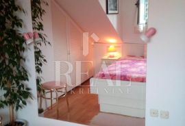 Žnjan atraktivan stan u visokom potkrovlju 85,5m2 + terasa 6 m2 sa otvorenim pogledom, Split, Flat