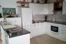 Žnjan atraktivan stan u visokom potkrovlju 85,5m2 + terasa 6 m2 sa otvorenim pogledom, Split, Flat