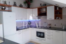 Žnjan atraktivan stan u visokom potkrovlju 85,5m2 + terasa 6 m2 sa otvorenim pogledom, Split, Flat