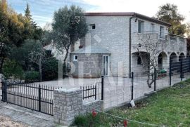 Kavran Kamena kuća sa dva odvojena stana 104m2,nekretnina vrijedna pažnje, Marčana, House