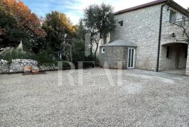 Kavran Kamena kuća sa dva odvojena stana 104m2,nekretnina vrijedna pažnje, Marčana, House