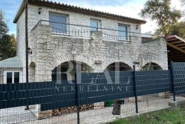 Kavran Kamena kuća sa dva odvojena stana 104m2,nekretnina vrijedna pažnje, Marčana, House