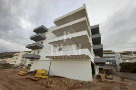 Seget stan 2S+DB 79,07 m2 sa balkonom i logom, Seget, Appartement