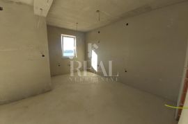 Cres, stan u prizemlju urbane vile od 93 m2, 2S+DB, spremište, dva parkirna mjesta, Cres, Flat