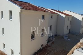 Cres, stan u prizemlju urbane vile od 93 m2, 2S+DB, spremište, dva parkirna mjesta, Cres, Flat