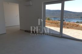 Cres, stan od 93 m2 neto, 2S+DB sa pripadajućim spremištem i dva parkirna mjesta, Cres, Kвартира