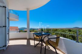 Luksuzna Vila sa 12 apartmana 560m2, Vodice, Vodice, Casa