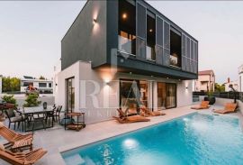 Villa s bazenom 180m2, 220m2 okućnice, 200m udaljeno od mora, Vodice, Famiglia