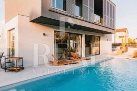 Villa s bazenom 180m2, 220m2 okućnice, 200m udaljeno od mora, Vodice, Famiglia