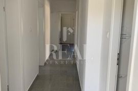 Lopar, stan u prizemlju objekta sa tri stambene jedinice, 3S+DB od 83 m2, Rab, Flat