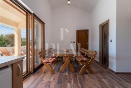 Prekrasna samostojeća kuća P+1 sa bazenom na velikoj okućnici, Trogir - Okolica, House