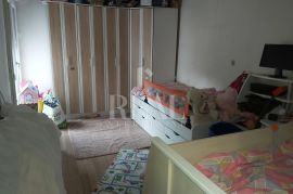 Rastočine, stan na nižem katu urednog nebodera, 72 m2, Rijeka, Daire