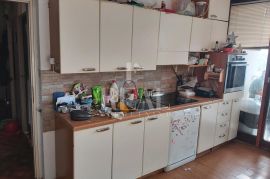 Rastočine, stan na nižem katu urednog nebodera, 72 m2, Rijeka, Wohnung