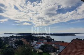 Rab, prekrasna lokacija, 3S+DB od 116 m2 sa prostranom terasom u manjoj urbanoj vili, Rab, Kвартира