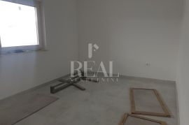 Rab, prekrasna lokacija, 3S+DB od 116 m2 sa prostranom terasom u manjoj urbanoj vili, Rab, Flat