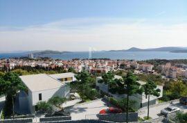 Vila s bazenom S+P+1 380m2, Vodice, Дом