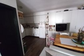 Vodice centar kuća u nizu 5 apartmana, Vodice, Famiglia