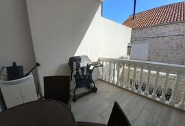 Vodice centar kuća u nizu 5 apartmana, Vodice, Famiglia